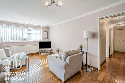 2 bedroom flat for sale, Lynwood Close, South Woodford, E18