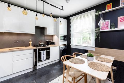 2 bedroom flat for sale, Gauden Road, London SW4