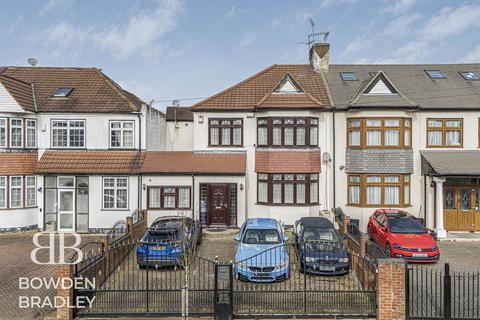 4 bedroom semi-detached house for sale, Clayhall Avenue, Clayhall, IG5