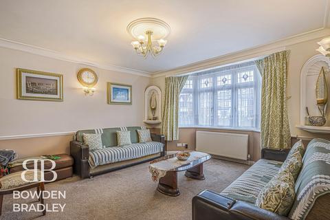 4 bedroom semi-detached house for sale, Clayhall Avenue, Clayhall, IG5