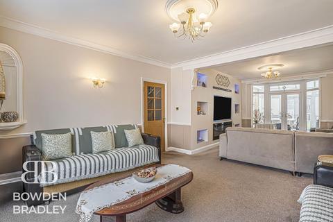 4 bedroom semi-detached house for sale, Clayhall Avenue, Clayhall, IG5