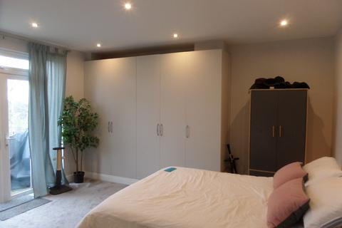 2 bedroom flat to rent, Auckland Road, London SE19