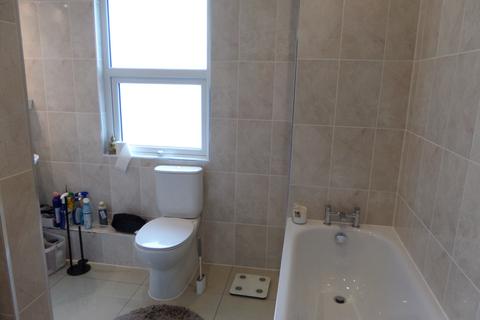 2 bedroom flat to rent, Auckland Road, London SE19