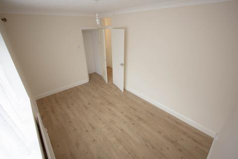 3 bedroom end of terrace house to rent, High Grove, Plumstead SE18