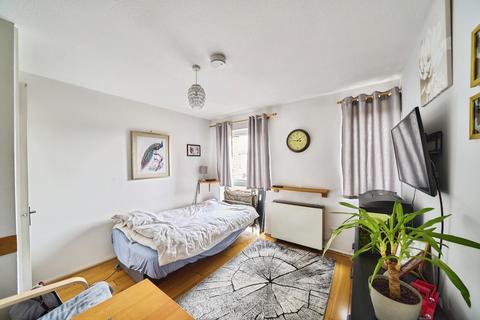 1 bedroom flat for sale, Aylesbury Close, London, E7