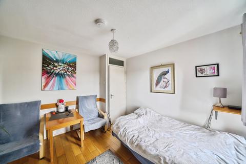 1 bedroom flat for sale, Aylesbury Close, London, E7