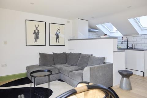 2 bedroom flat to rent, Meeting House London SE15