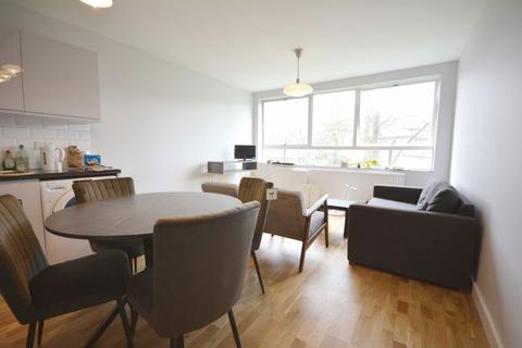 2 bedroom flat to rent, High Mount, London NW4