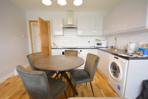 2 bedroom flat to rent, High Mount, London NW4