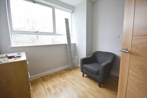 2 bedroom flat to rent, High Mount, London NW4
