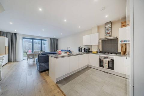 5 bedroom terraced house to rent, Lordship Road, Northolt, NORTHOLT, UB5