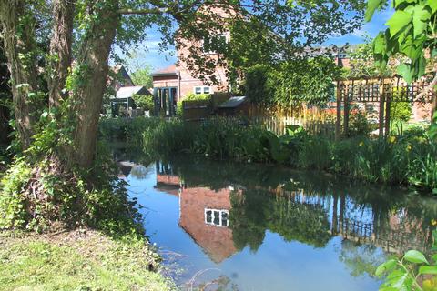 2 bedroom ground floor flat for sale, Wickham Hampshire