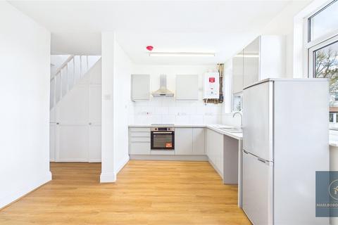 3 bedroom end of terrace house to rent, Roding Lane North, Woodford Bridge, IG8