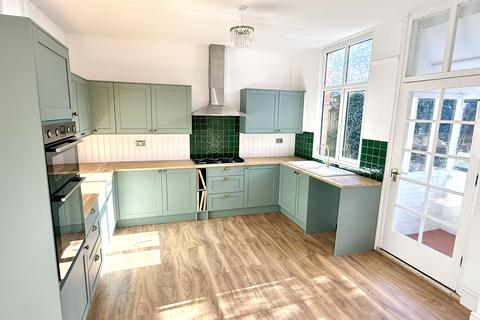 5 bedroom detached house for sale, Main Street, Peasmarsh TN31