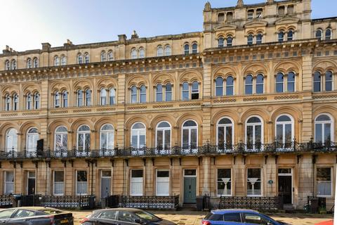 Flat , Victoria Square,