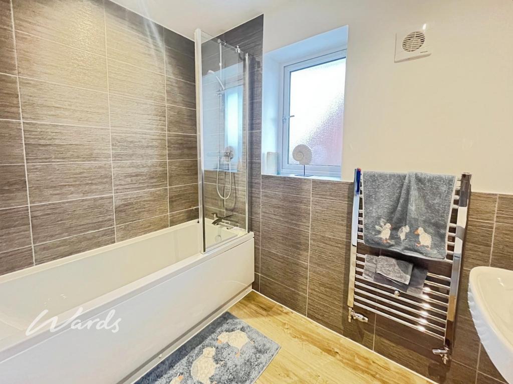 Family bathroom 1