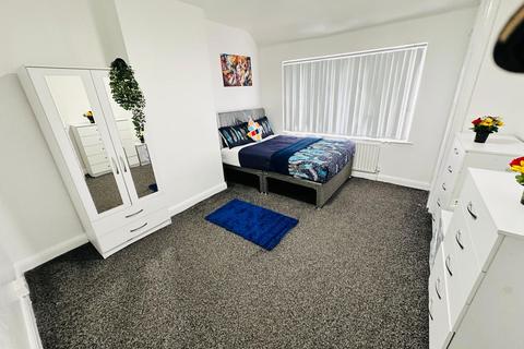 1 bedroom in a house share to rent, Lady Margaret Road, Southall, UB1 2PY