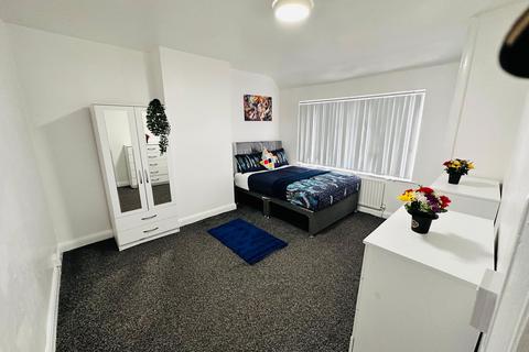 1 bedroom in a house share to rent, Lady Margaret Road, Southall, UB1 2PY