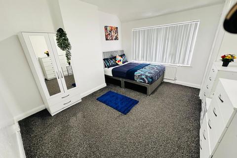 1 bedroom in a house share to rent, Lady Margaret Road, Southall, UB1 2PY