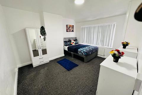 1 bedroom in a house share to rent, Lady Margaret Road, Southall, UB1 2PY