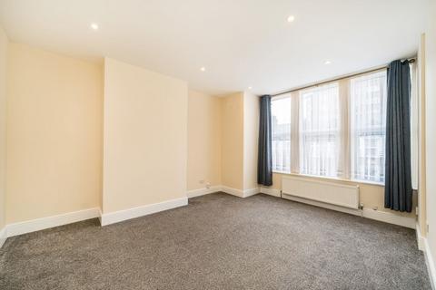 2 bedroom flat to rent, Oaklands Road, London NW2