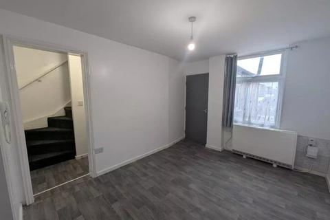 3 bedroom flat to rent, Leicester LE5
