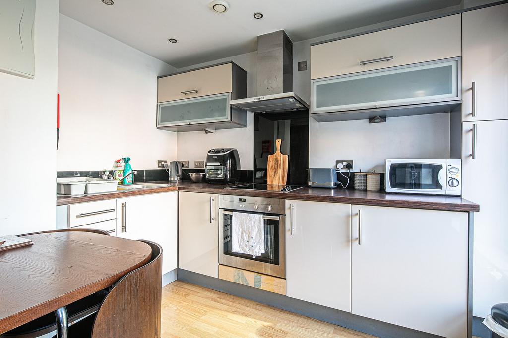 Contemporary fitted kitchen with gloss cabinets...