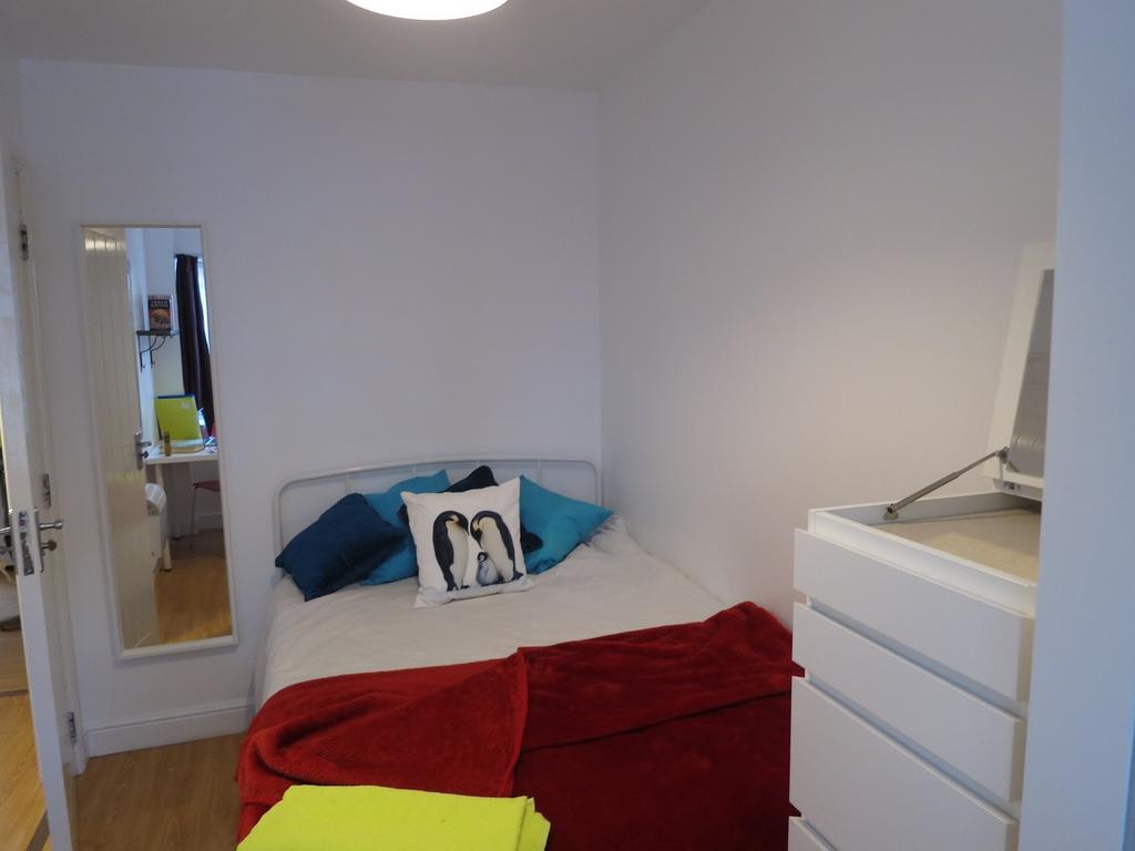 A cozy and inviting double bedroom featuring br...