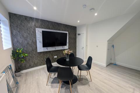 6 bedroom house share to rent, New Lane, Manchester, M30