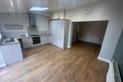 3 bedroom semi-detached house to rent, Beechwood Avenue, Wednesfield WV11