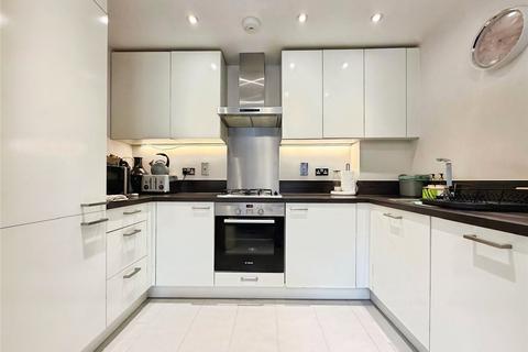 3 bedroom semi-detached house to rent, Greenham Avenue, Reading RG2