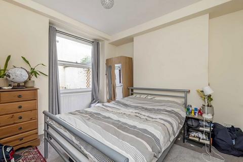 2 bedroom flat to rent, Kensington Gardens Square, London W2