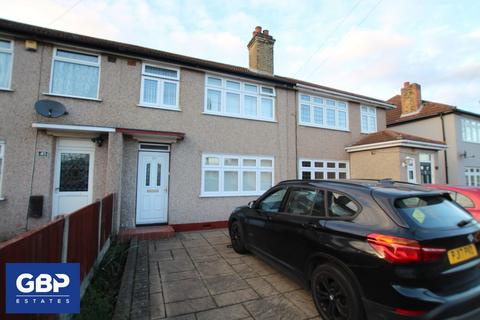 3 bedroom terraced house to rent, Woburn Avenue, Hornchurch, RM12
