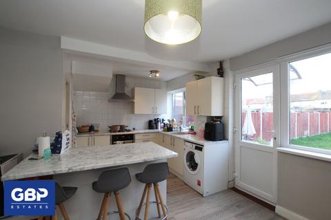 3 bedroom terraced house to rent, Woburn Avenue, Hornchurch, RM12