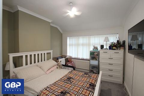 3 bedroom terraced house to rent, Woburn Avenue, Hornchurch, RM12