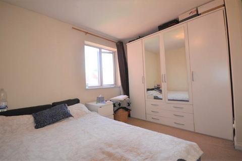 1 bedroom flat to rent, Grange House, Patricia Close, Slough, SL1