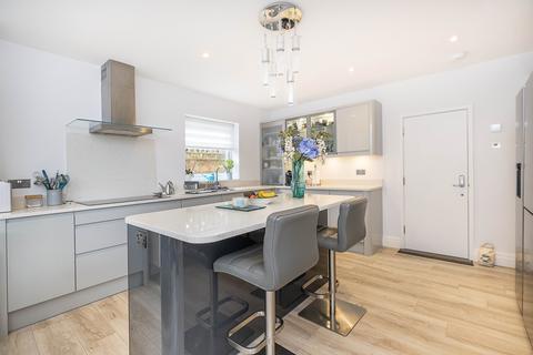 5 bedroom detached house to rent, Kingston Hill Kingston upon Thames KT2