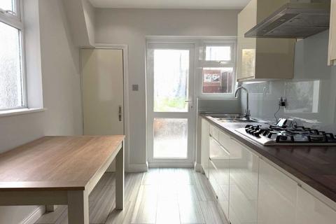 3 bedroom semi-detached house to rent, Brook Avenue, Edgware HA8