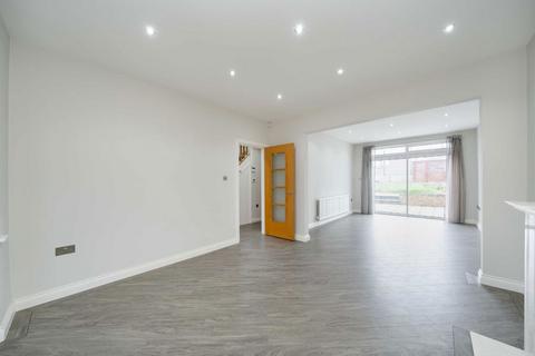 3 bedroom semi-detached house to rent, Brook Avenue, Edgware HA8