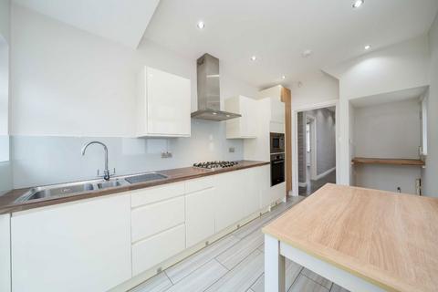 3 bedroom semi-detached house to rent, Brook Avenue, Edgware HA8