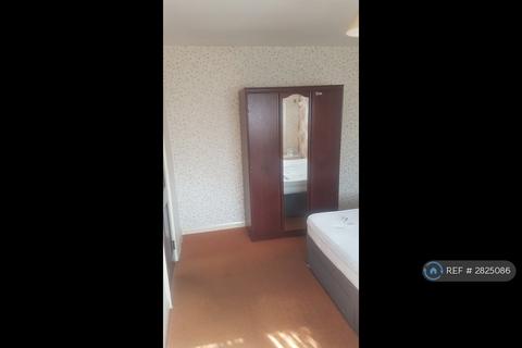 1 bedroom in a house share to rent, Kinder Close, London, SE28