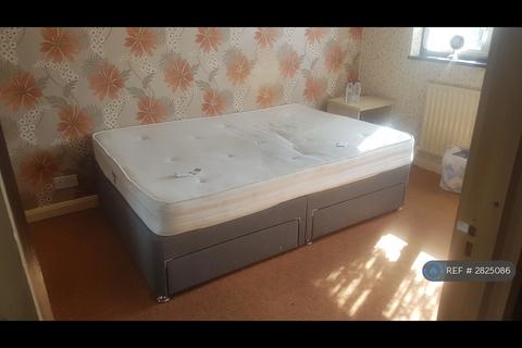 1 bedroom in a house share to rent, Kinder Close, London, SE28