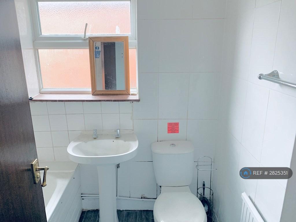 Bathroom (Wc, Sink &amp;Bath/Shower)
