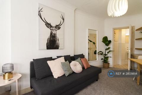 Studio to rent, Holland Park Gardens, London, W14