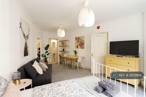 Studio to rent, Holland Park Gardens, London, W14