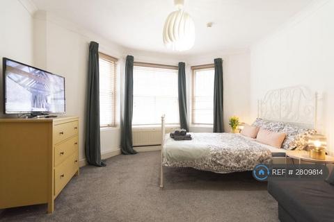 Studio to rent, Holland Park Gardens, London, W14