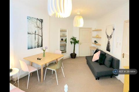 Studio to rent, Holland Park Gardens, London, W14