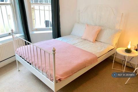 Studio to rent, Holland Park Gardens, London, W14