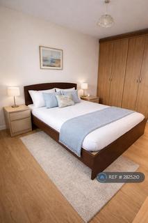 1 bedroom in a flat share to rent, Switch House, London, E14