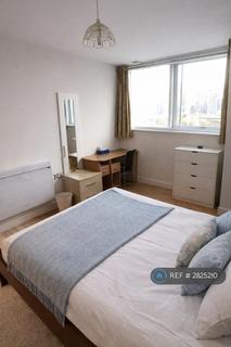1 bedroom in a flat share to rent, Switch House, London, E14